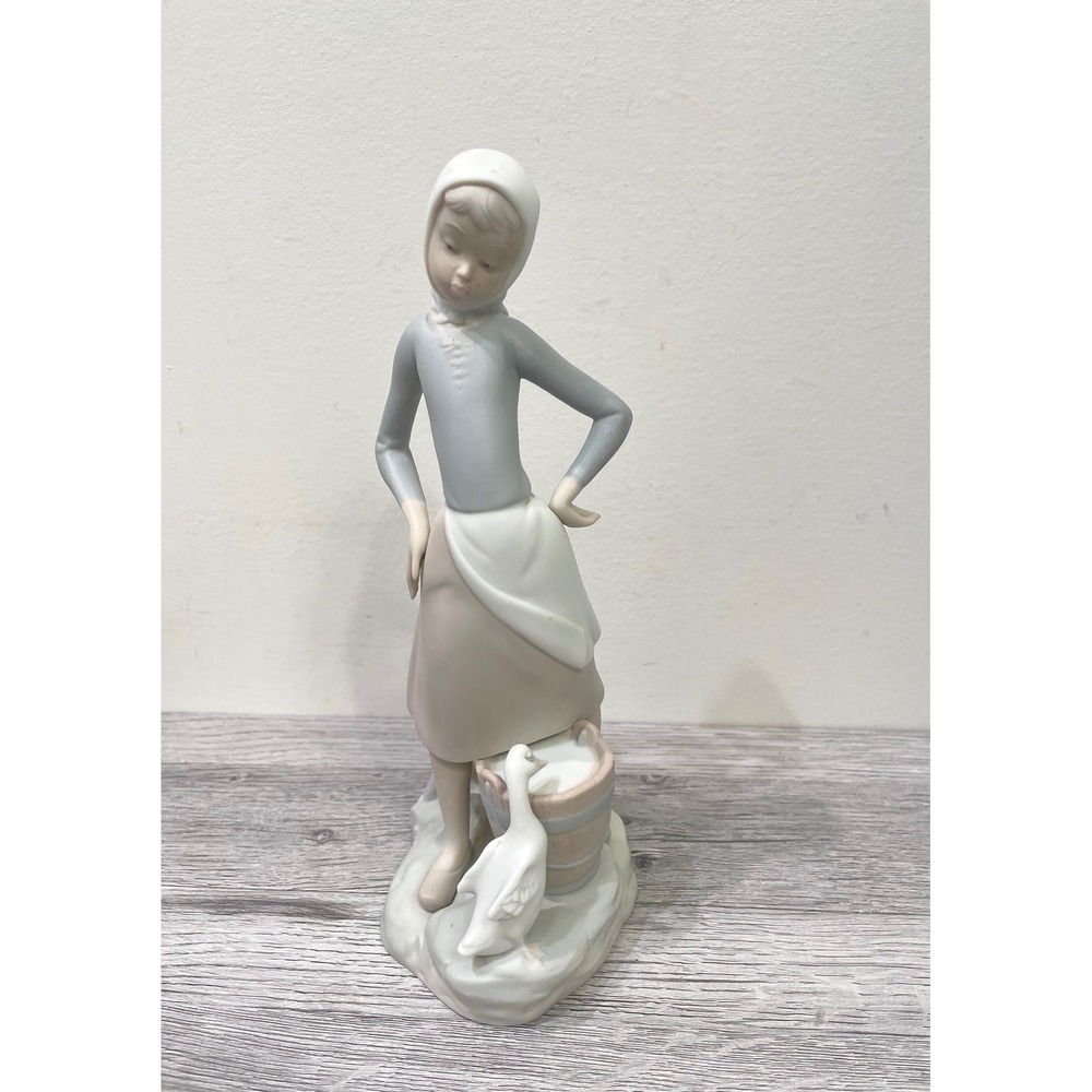 Lladro Milkmaid Girl with Milk Pail and Goose Figurine 4682 Matte 1970 - Picture 2 of 5